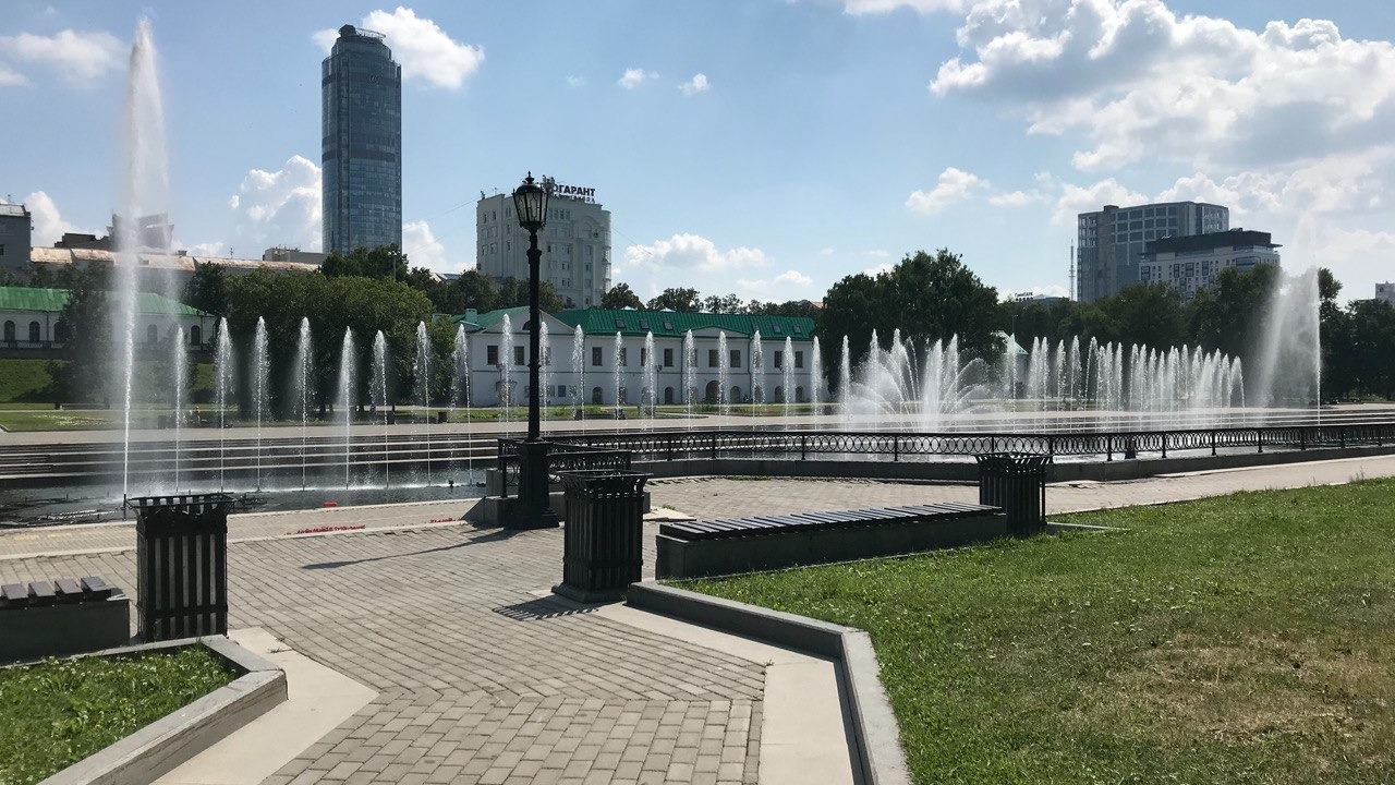 Для прогулок в Екатеринбурге хороша набережная: там в реке бьют фонтаны