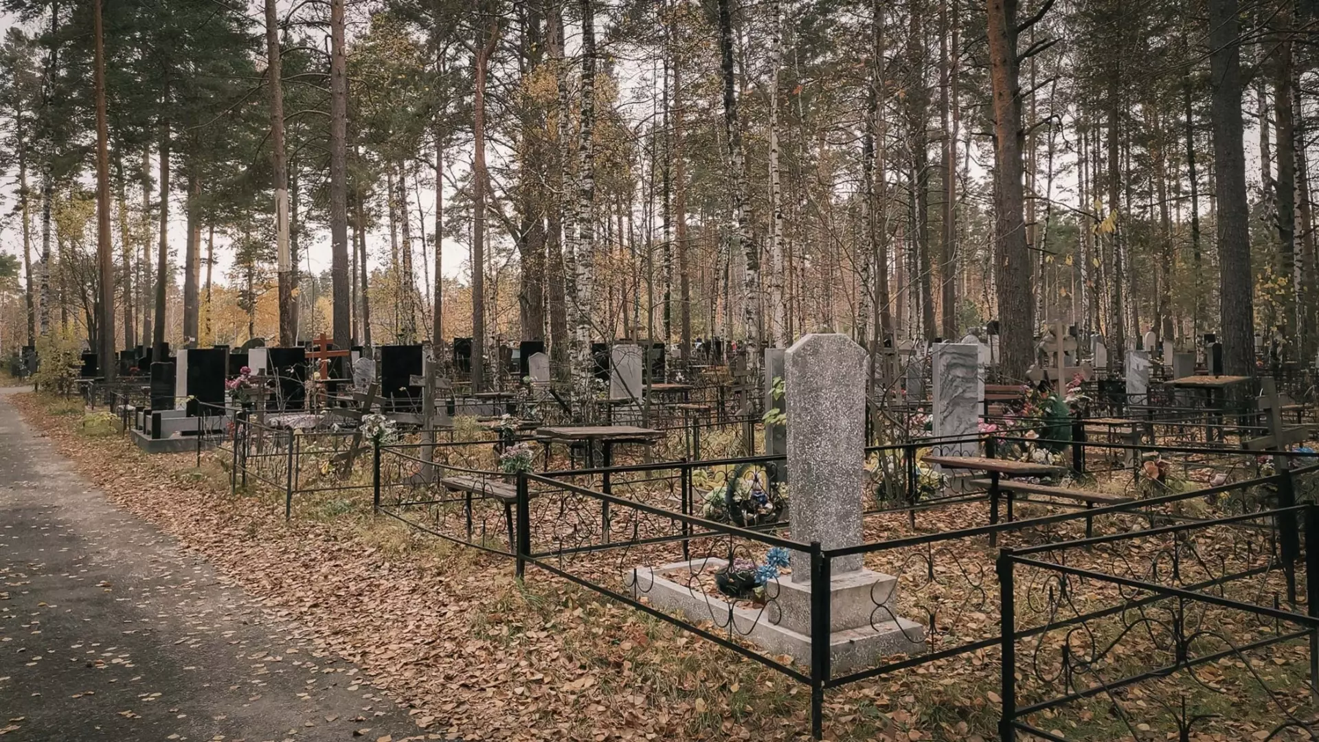 Житель Тюменской области уснул на кладбище и умер