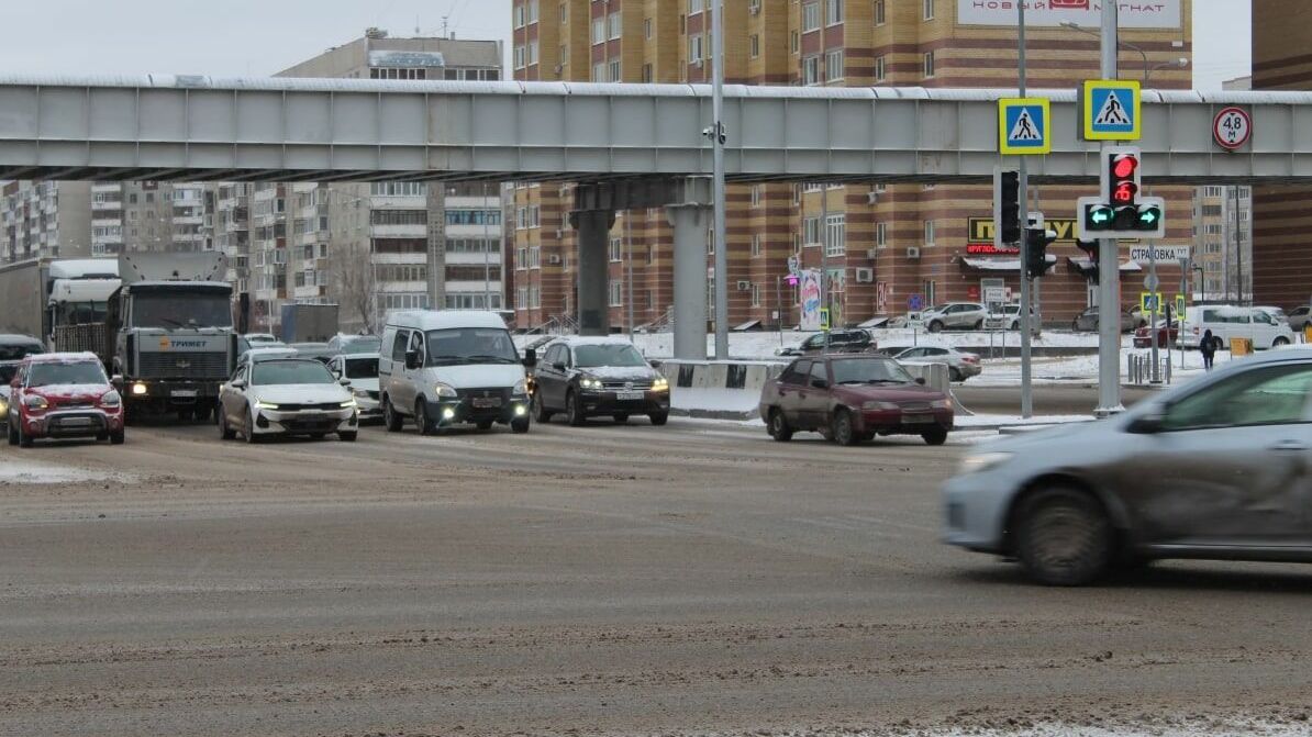 Аварии в центре Тюмени и снег останавливают движение в городе