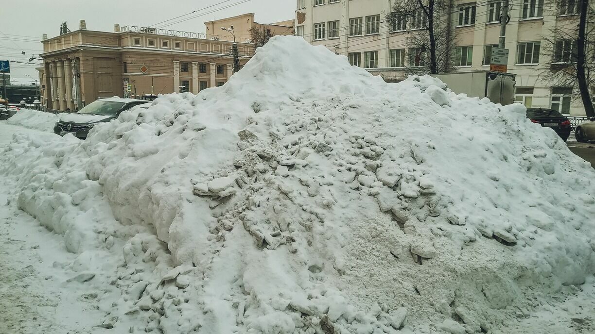 Тюменцы пожаловались на складирование снега во дворах