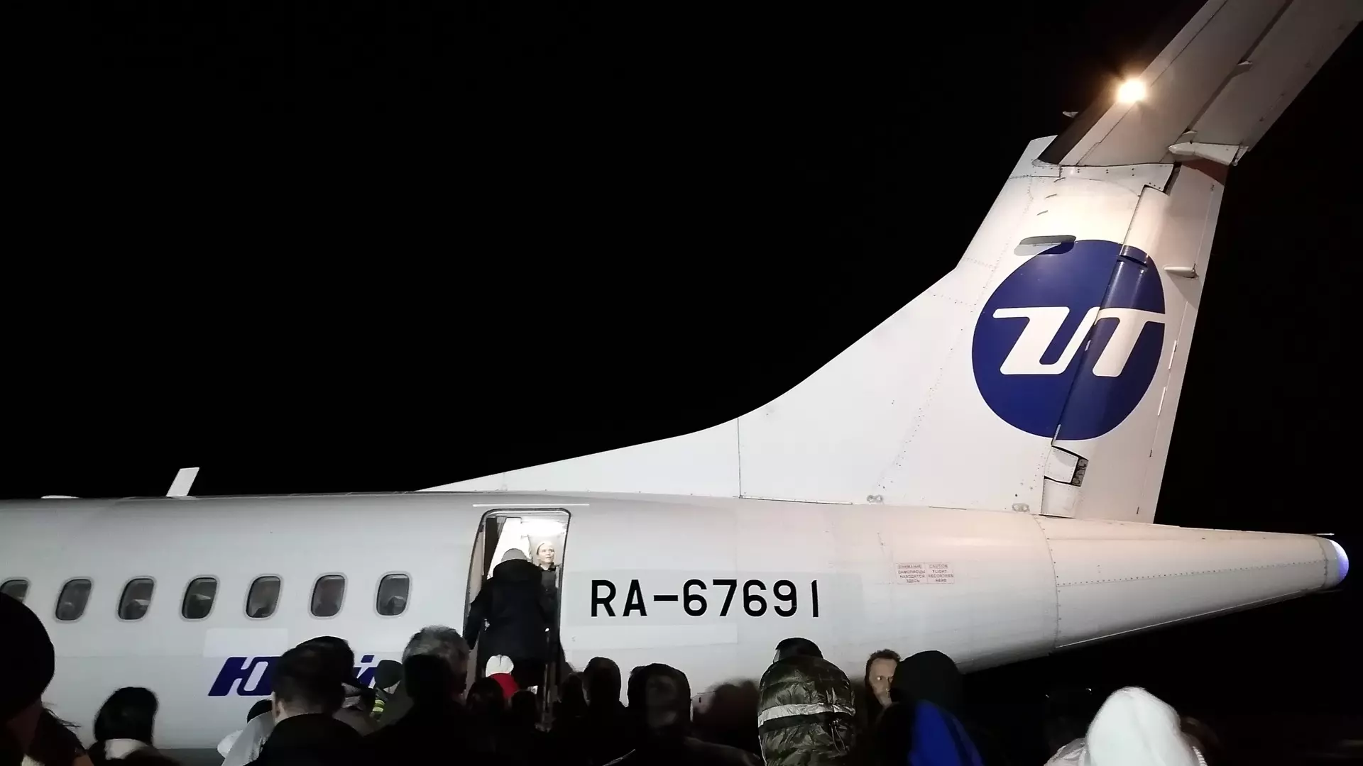 В Тюмени неизвестные ослепили лазером пилотов самолета, летевшего из Перми