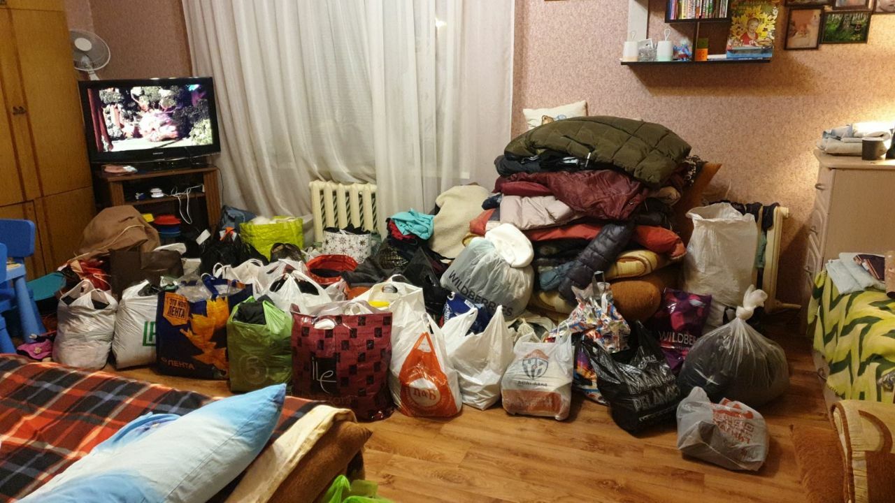 Тюменские волонтеры остановили сбор вещей погорельцам: уже некуда складывать