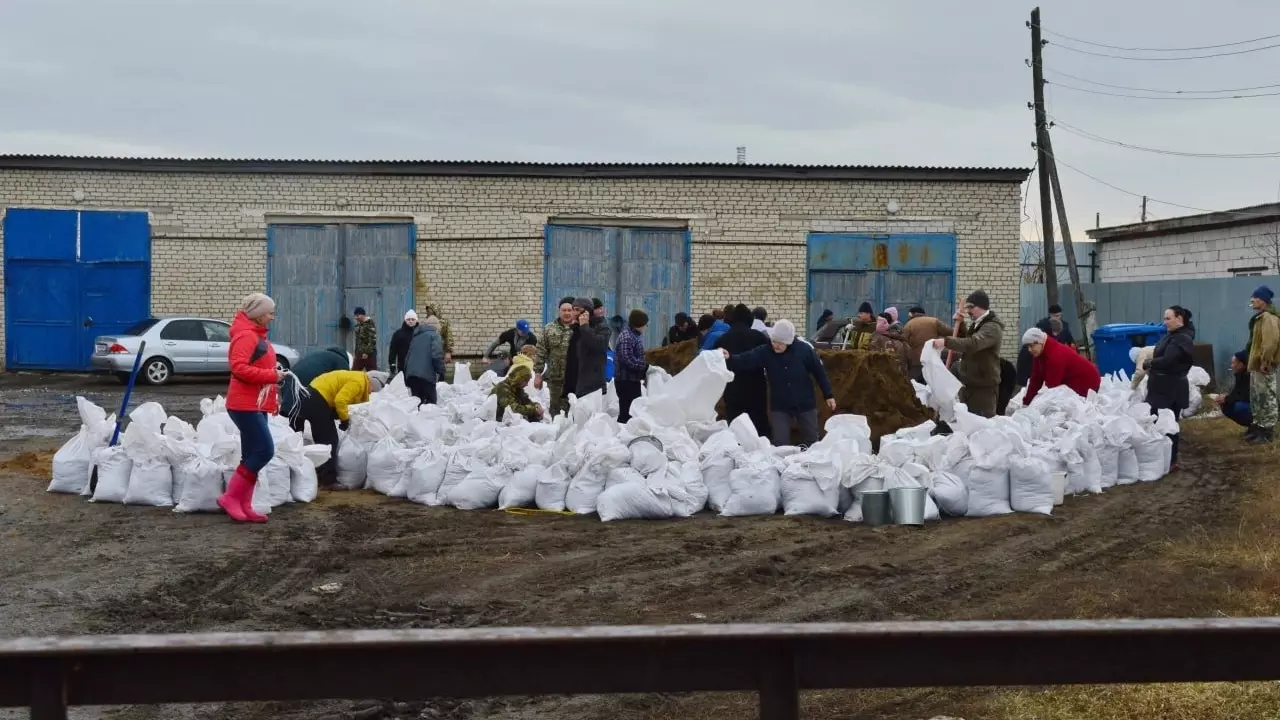Группу спасателей отправили в с. Казанское Тюменской области для укрепления дамб