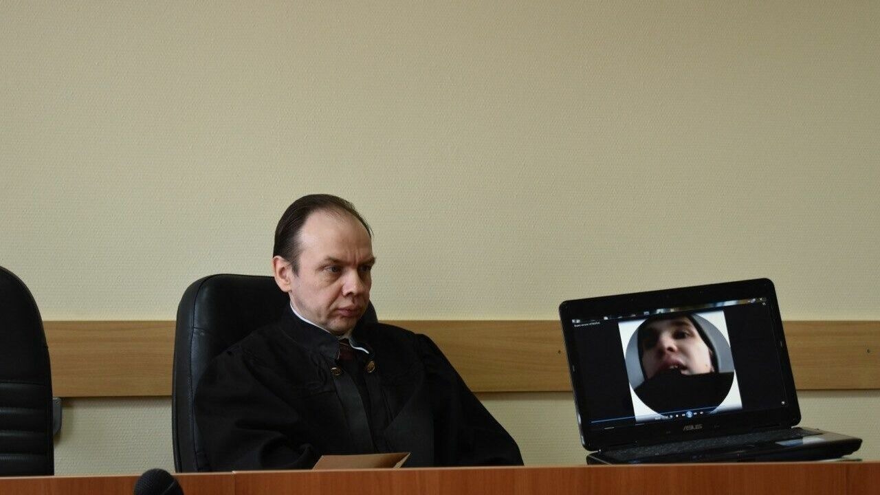 Судья Константин Везденев показывает видеоролик, из-за которого Кирилла Мартюшева обвинили в экстремизме.