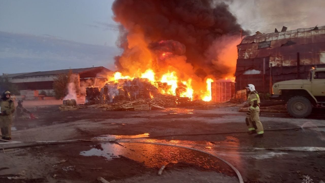 В Тюмени пожар нанес ущерб в 30 миллионов рублей. Сгорели станок, «Газель» и ангар