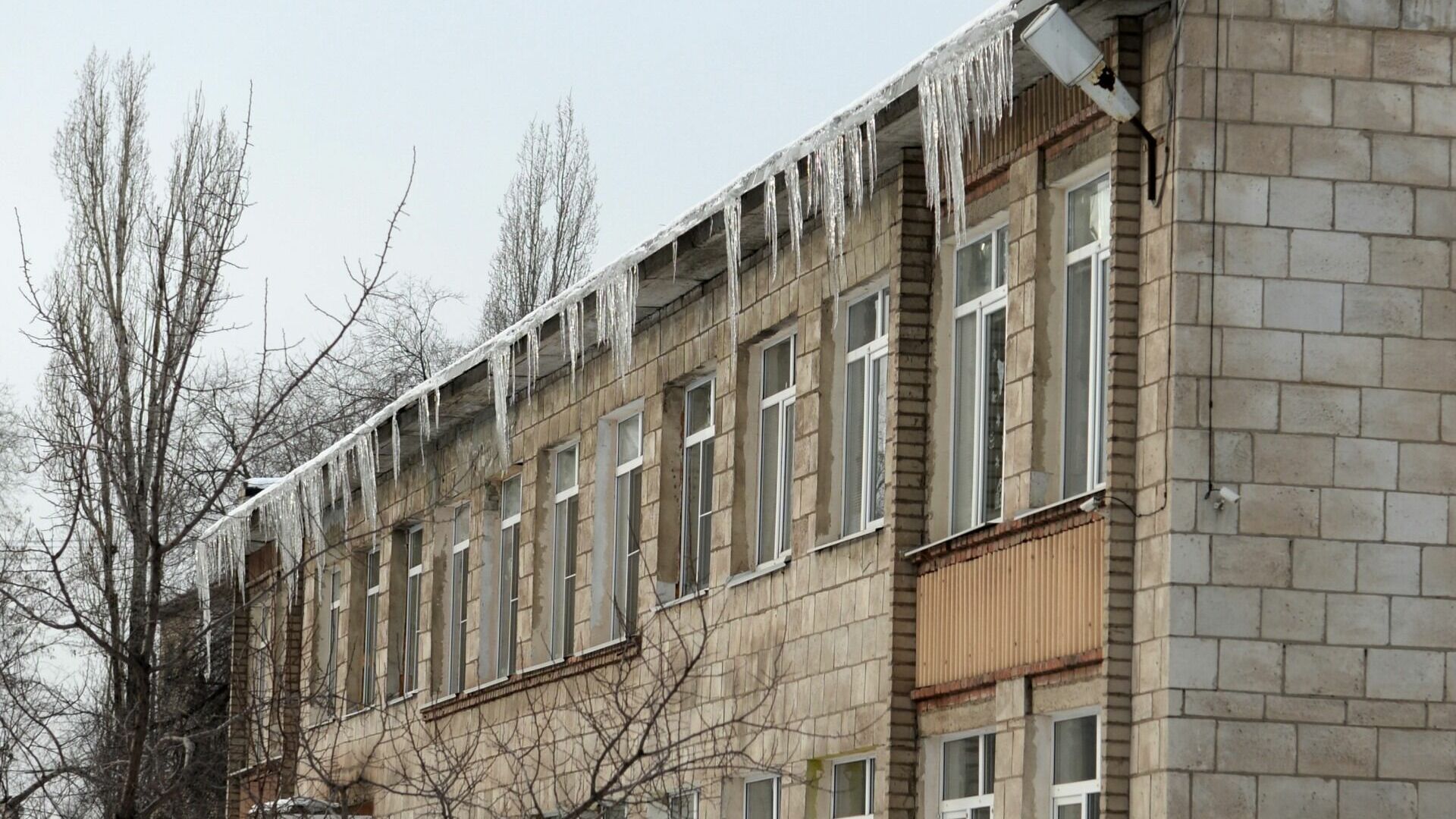 Тюменец предупредил, что с крыши дома по Интернациональной может упасть снег