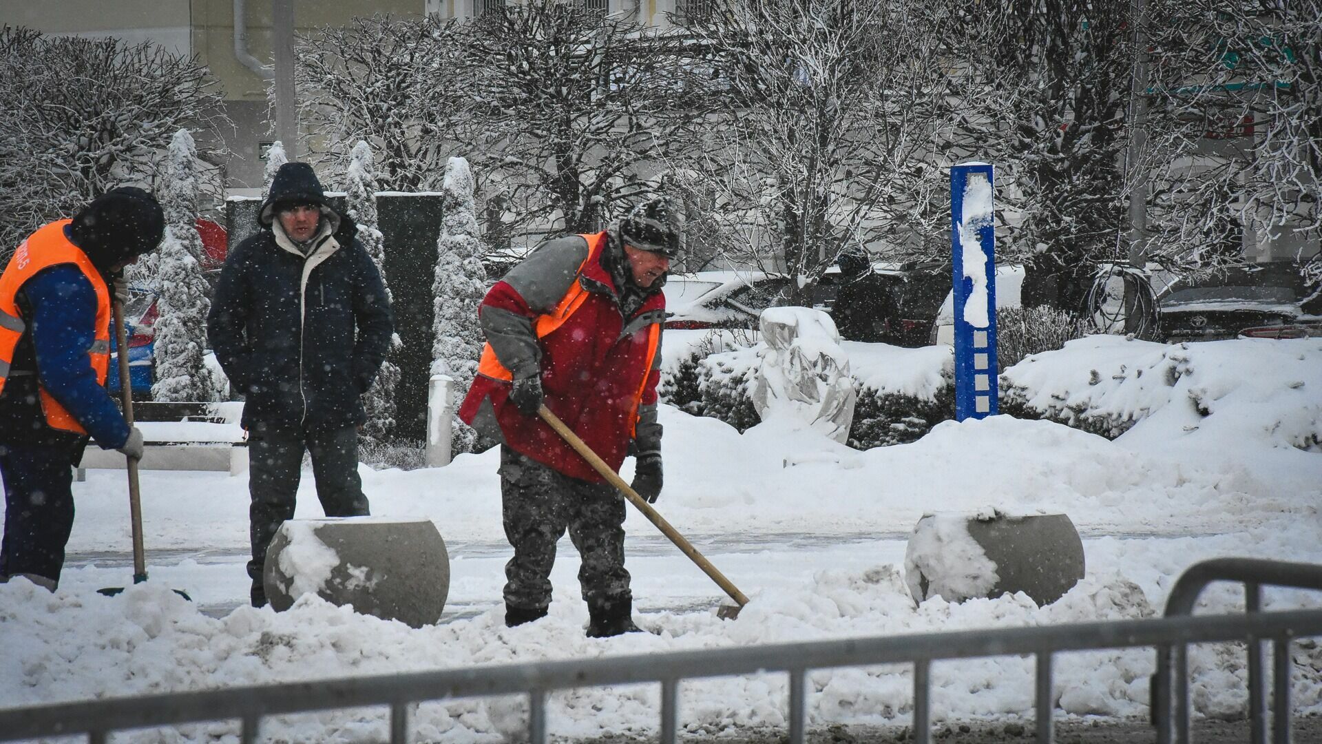 Сегодня с тюменских улиц  вывезли более 22 тысяч кубометров снега