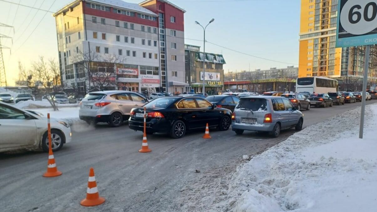 В Тюмени крупные предновогодние пробки. Аварии в центре города и около ТРЦ
