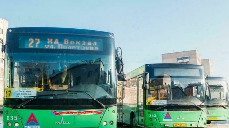 Не вписался в поворот: В Тюмени автобус заблокировал движение на Котельщиков