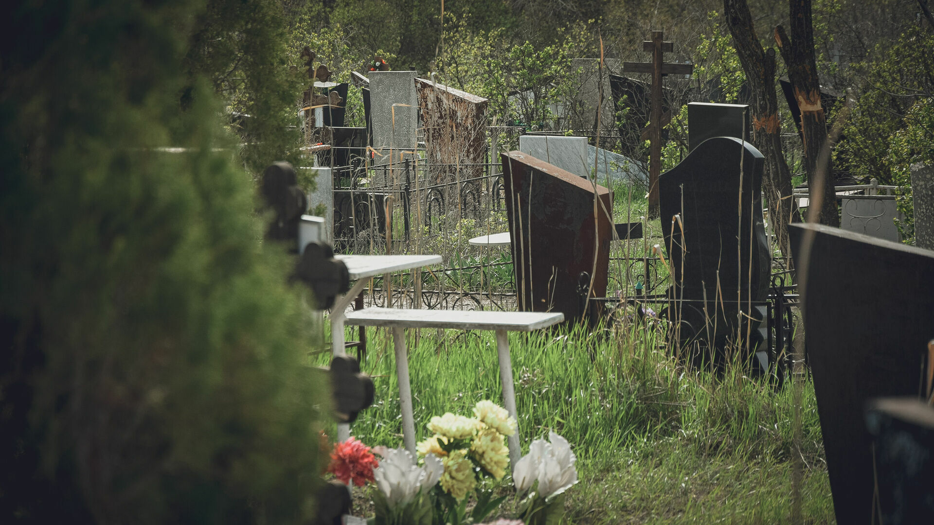 В Тюменской области вандалы украли часть металлического забора на кладбище