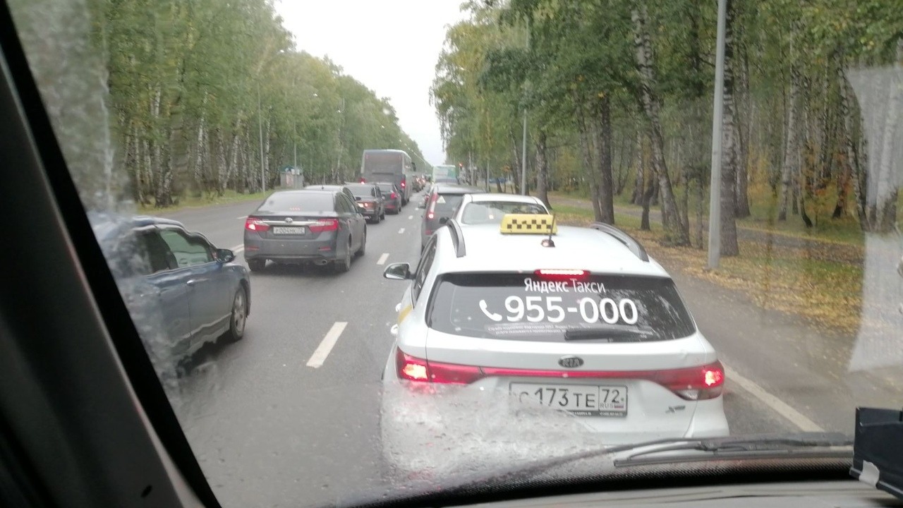 Большая пробка образовалась на Московском тракте из-за дорожного происшествия