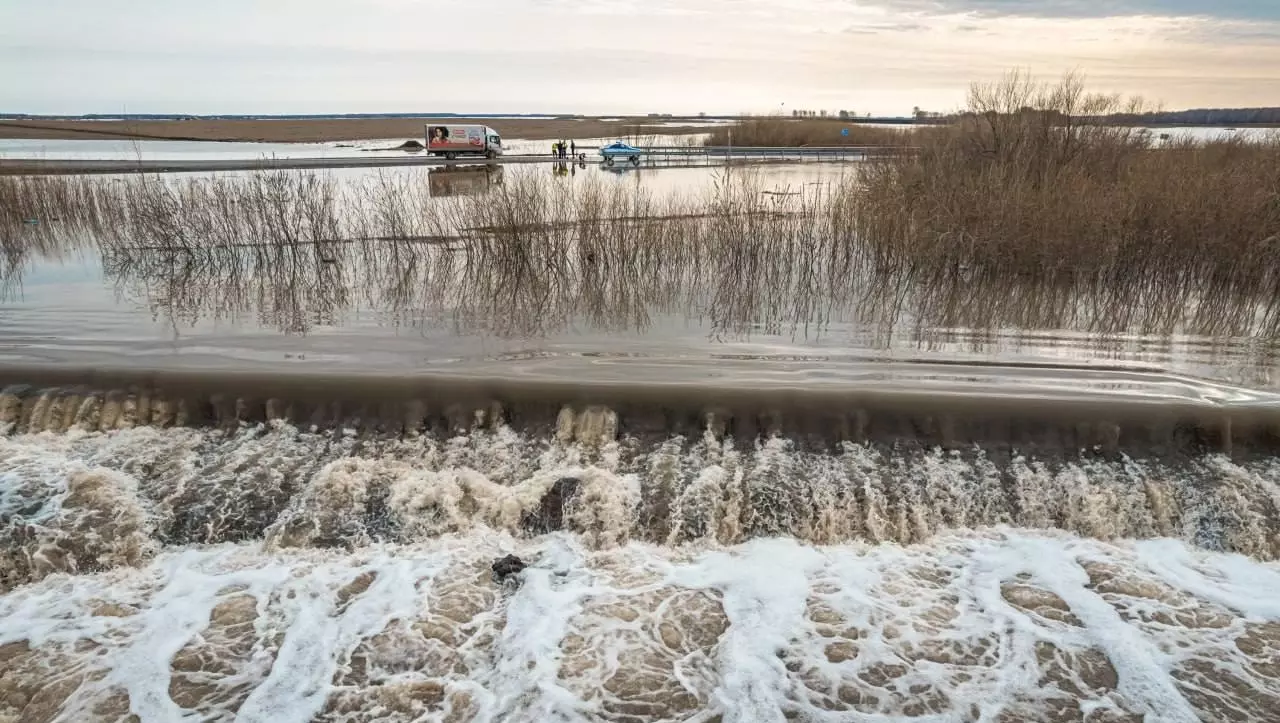 Заторы из мусора, веток и льда усугубили проблемы паводков в России.