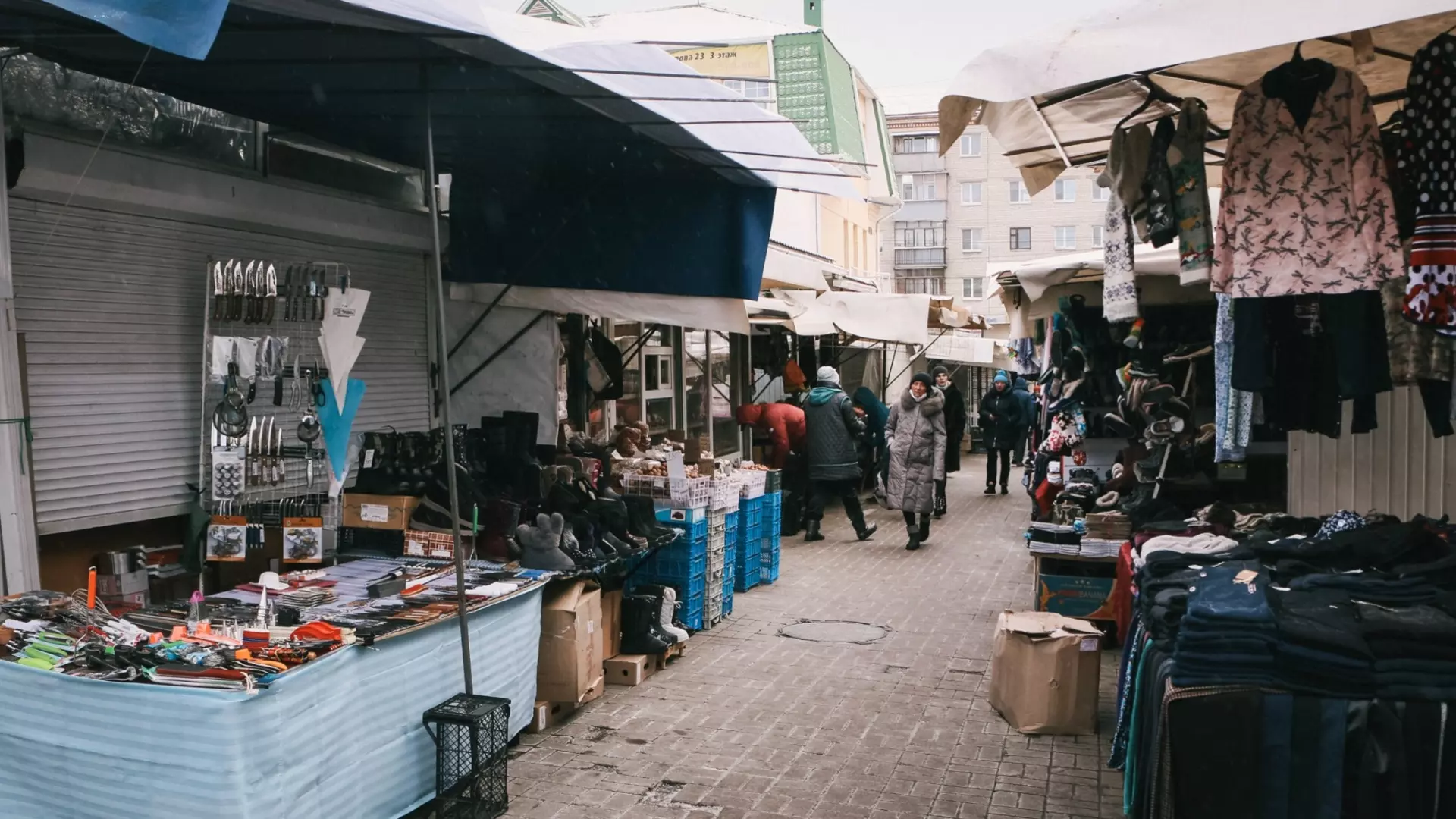 Торговцы из девяностых снова начали продавать китайские подделки в Тюмени