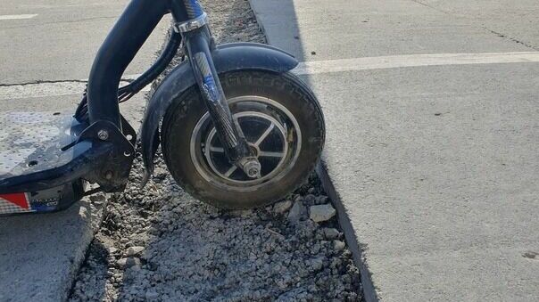 Жители Тюмени сообщают о яме на велодоророжке по улице Широтной