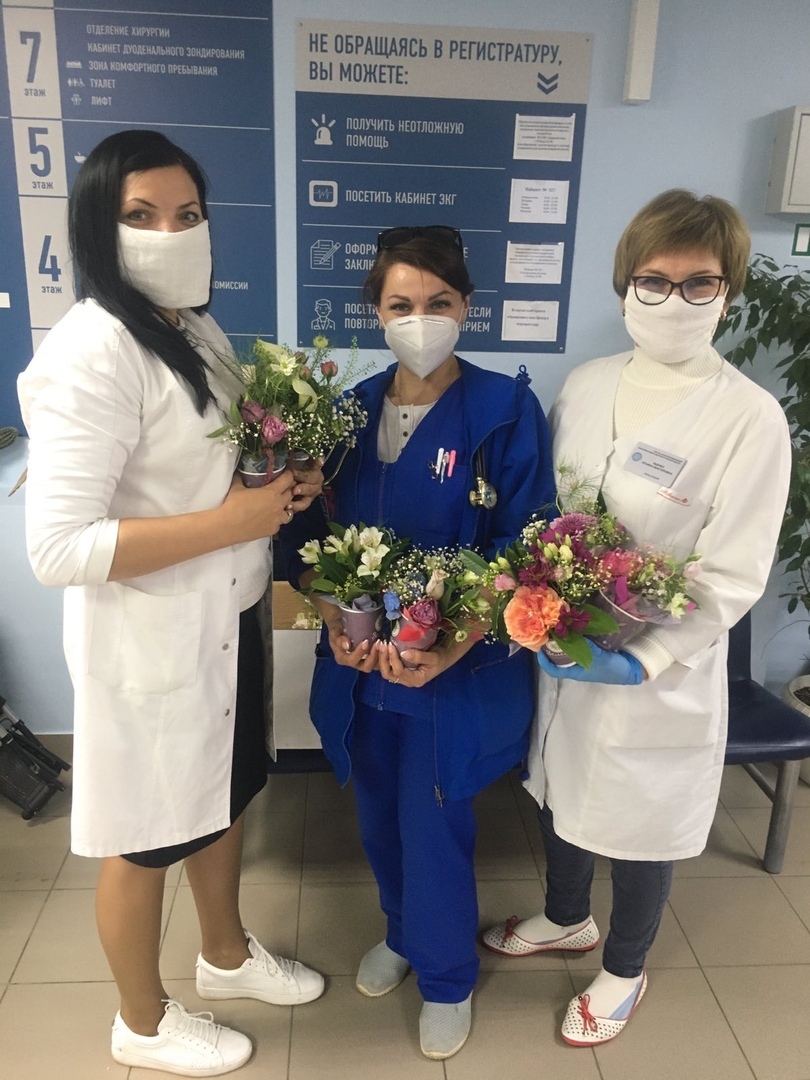 Тюменские флористы поддержали медиков цветочными композициями