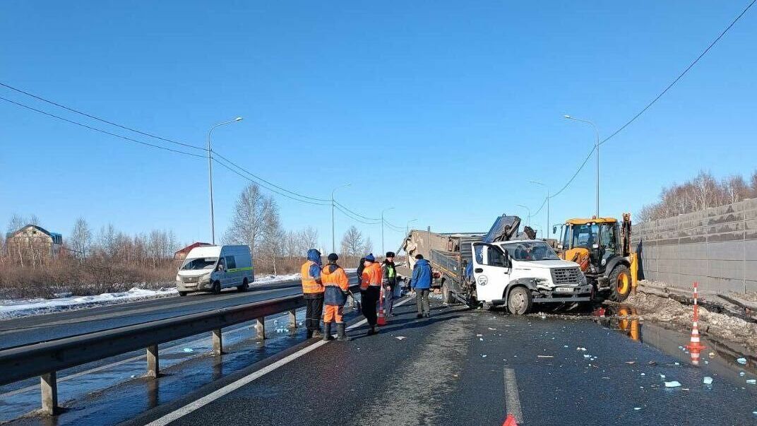 Из-за столкновения грузовиков трасса Тюмень – Ханты-Мансийск заблокирована. Фото