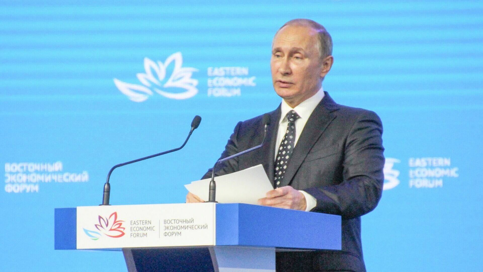 Владимир Путин поручил ввести режим прекращения огня в зоне СВО с 6 на 7 января