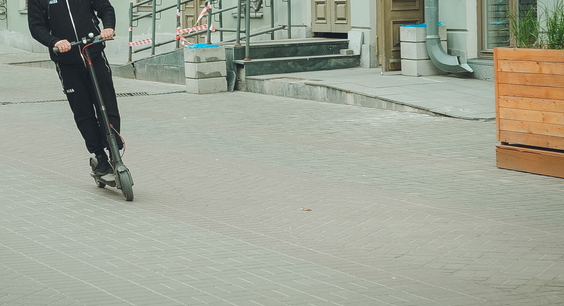 К Тюмени подъезжает путешественник на самокате. Он решил пройти до Владивостока