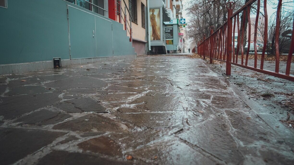 В Тюмени после дождя на проезжей части и тротуарах появился гололед