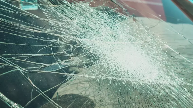В Тюмени нетрезвый подросток врезался на чужой машине в дорожный знак