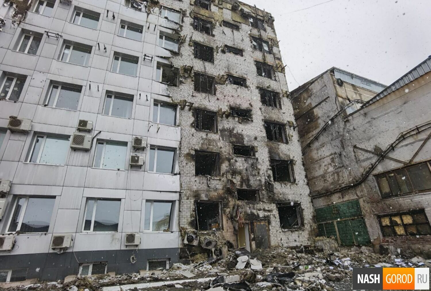 Здание теперь похоже на дом в Чернобыле после катастрофы.