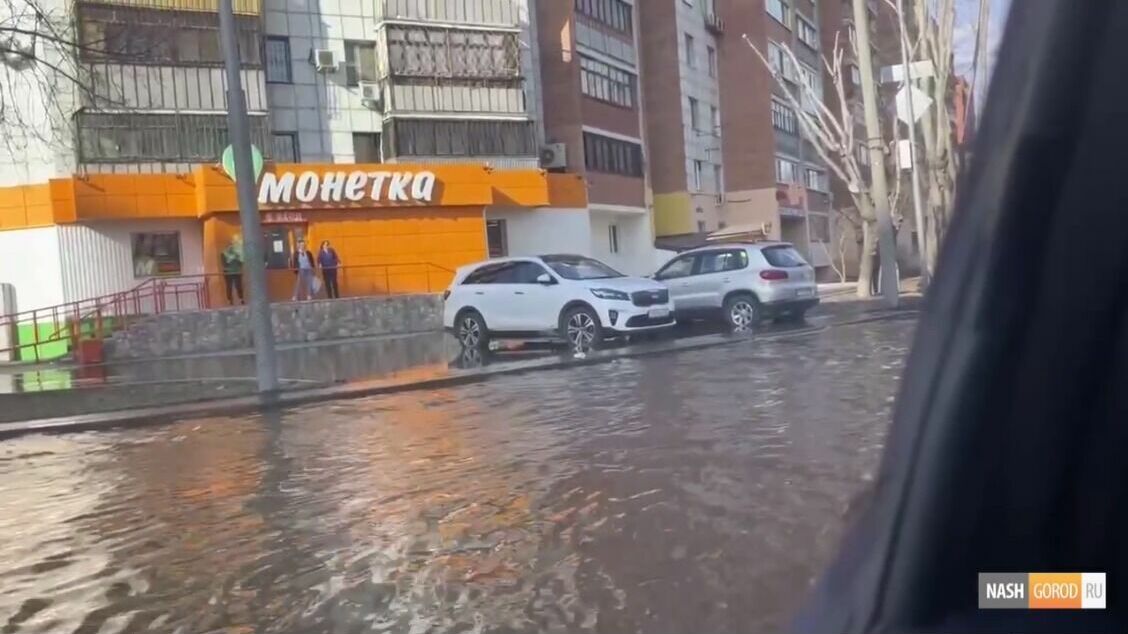 Затопило улицы на пересечении Елизарова и Щорса в Тюмени. Видео