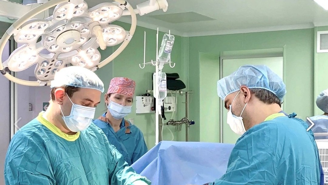 Тюменские врачи спасли девушку с грыжей позвоночника в шейном отделе