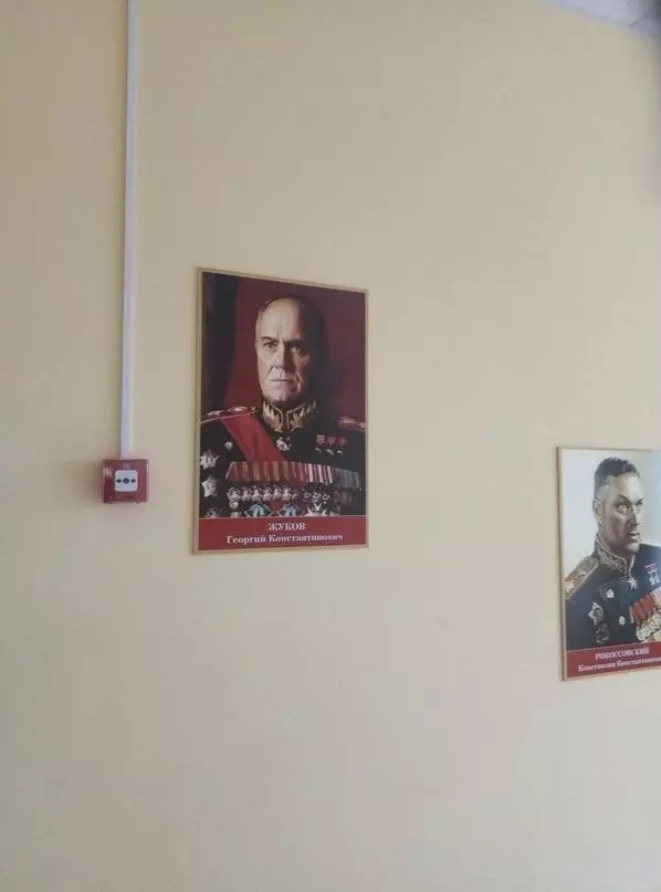 Фоторепродукция картины «Портрет маршала Г. К. Жукова» в Ишимском военкомате