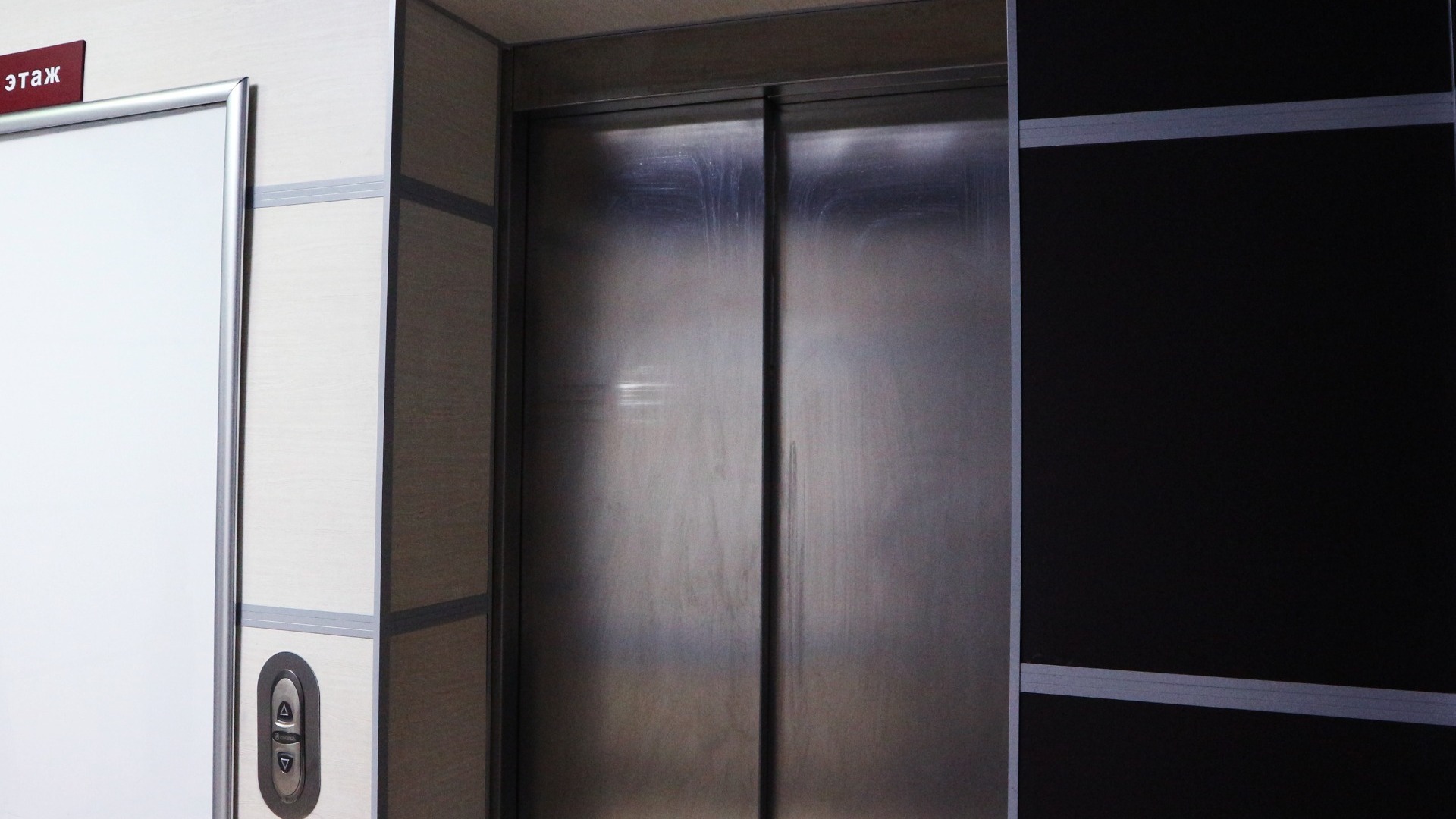 Нетрезвые тюменцы разнесли лифт в одном из домов в Зареке