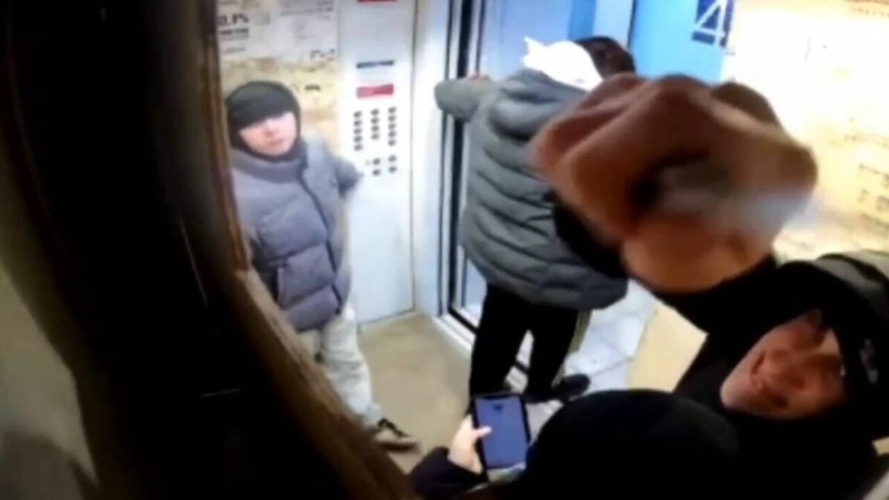 Тюменские подростки пытались сломать камеру в лифте ЖК «Ново-Патрушево»