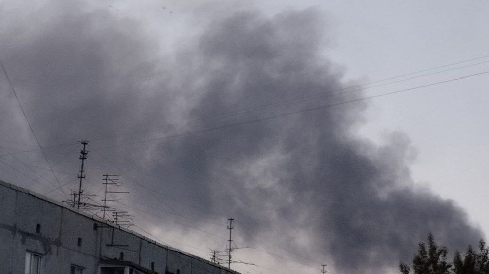 В Тюмени горит база вторсырья. Столб черного дыма виден по всему городу