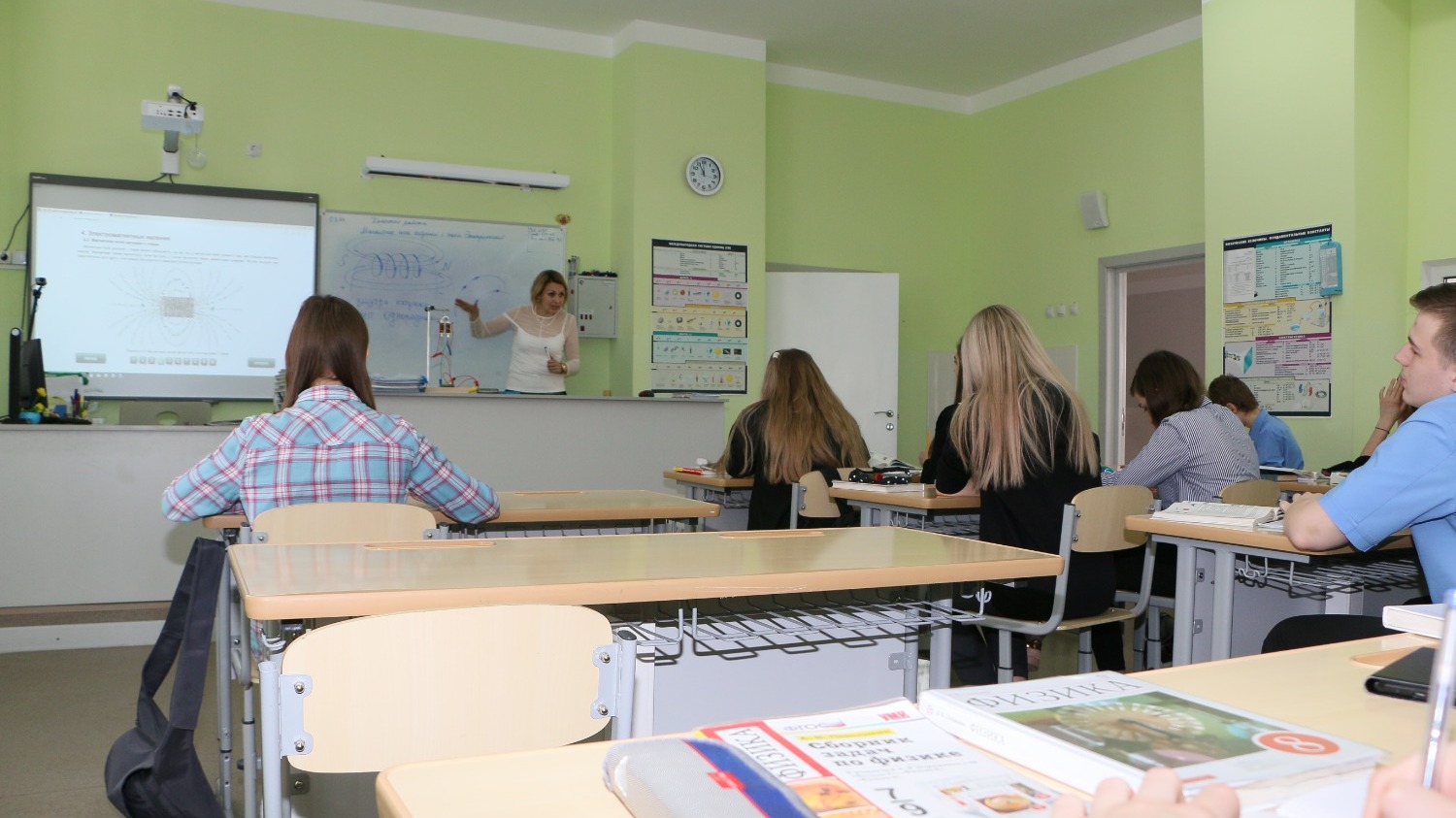 За урок учитель обязан навести дисциплину в классе и "предоставить образовательную услугу.