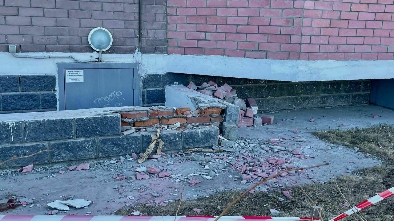 Врачи рассказали о состоянии тюменца, выпавшего вместе с балконом на улице Обдорской, 7