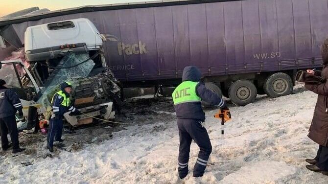 В столкновении трех грузовиков на трассе Тюмень – Екатеринбург погиб человек