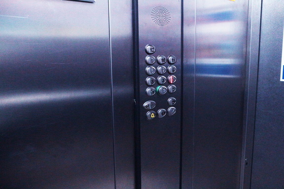 В Тюмени инспекторы ГИБДД вместе с лифтером вызволили 11 человек из лифта