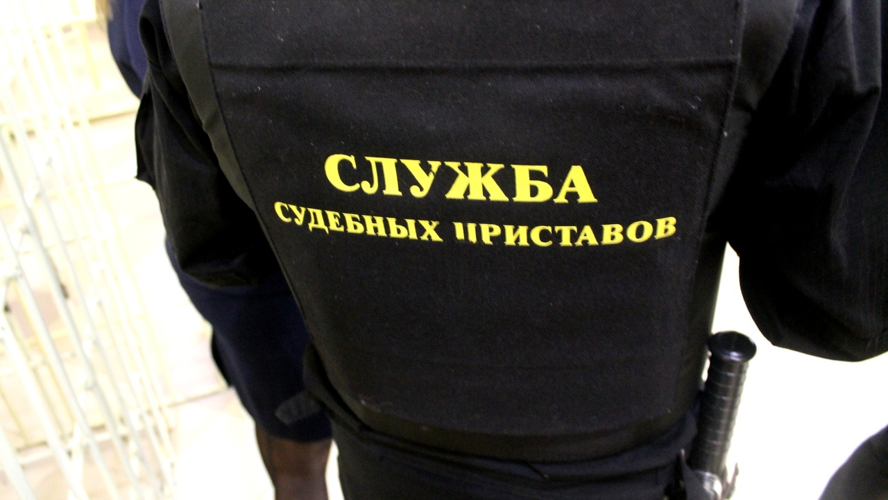 Приставы арестовали карту женщины на 120 тысяч рублей