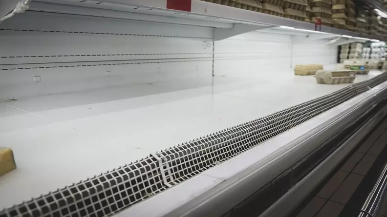 В Тюмени магазины ограничили выдачу яиц в одни руки