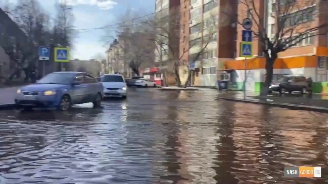 В центре Тюмени полностью затопило улицы на пересечении Елизарова и Щорса. Фото