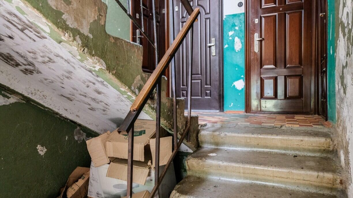 В Тюмени в общежитии «Сибиряк» произошел потоп. Горячая вода лилась по стене 