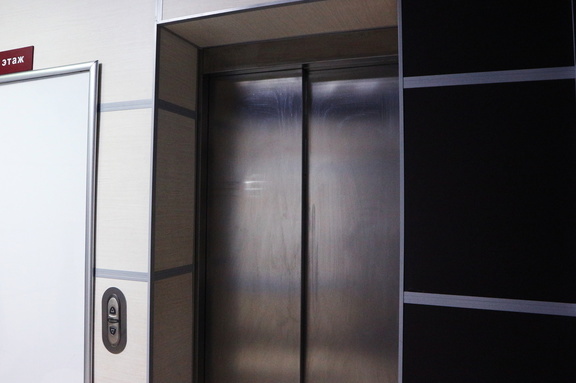 В лифтах многоэтажных домов Тюмени из-за отключения электричества застряли люди