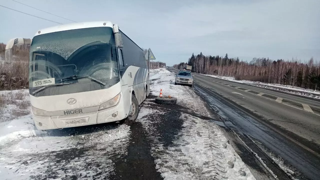 В Тюменской области из-за оторвавшегося колеса слетел с дороги рейсовый автобус