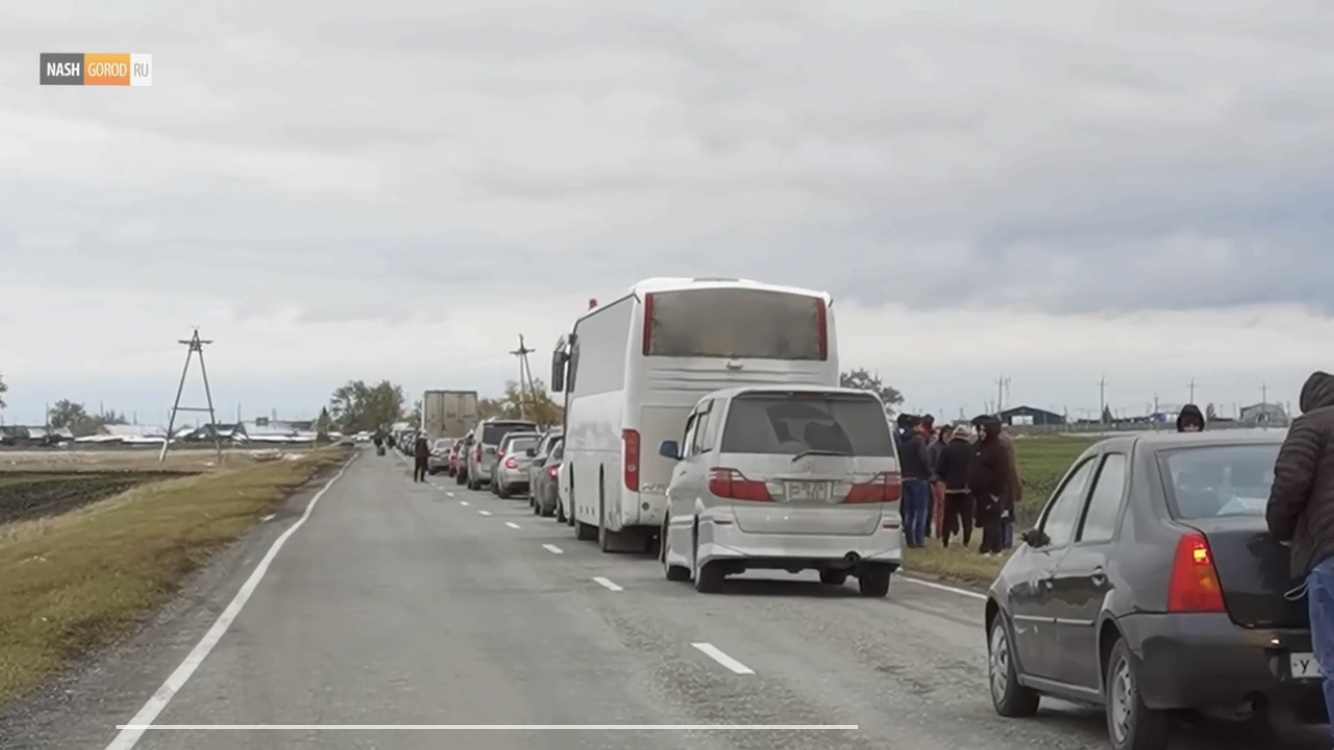 На границе Тюменской области и Казахстана скопилась большая пробка из машин