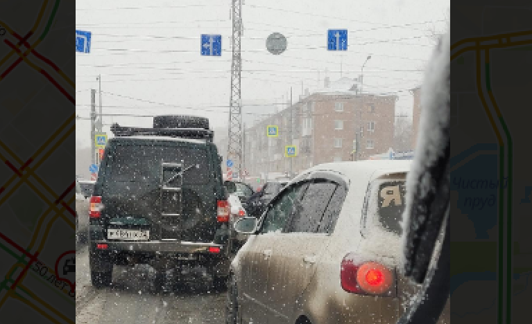 В Тюмени на Мельникайте около ОКБ №2 столкнулись УАЗ и легковушка