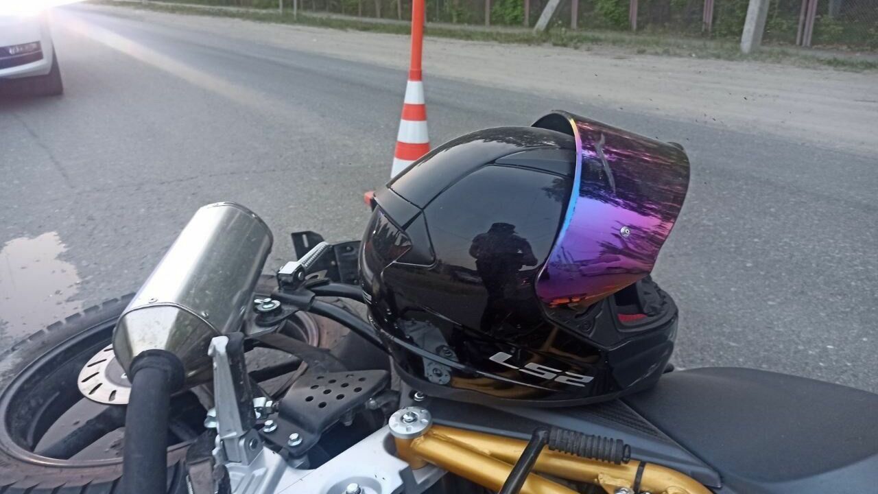 В Тюмени девушка на мотоцикле въехала в две припаркованные машины. Фото