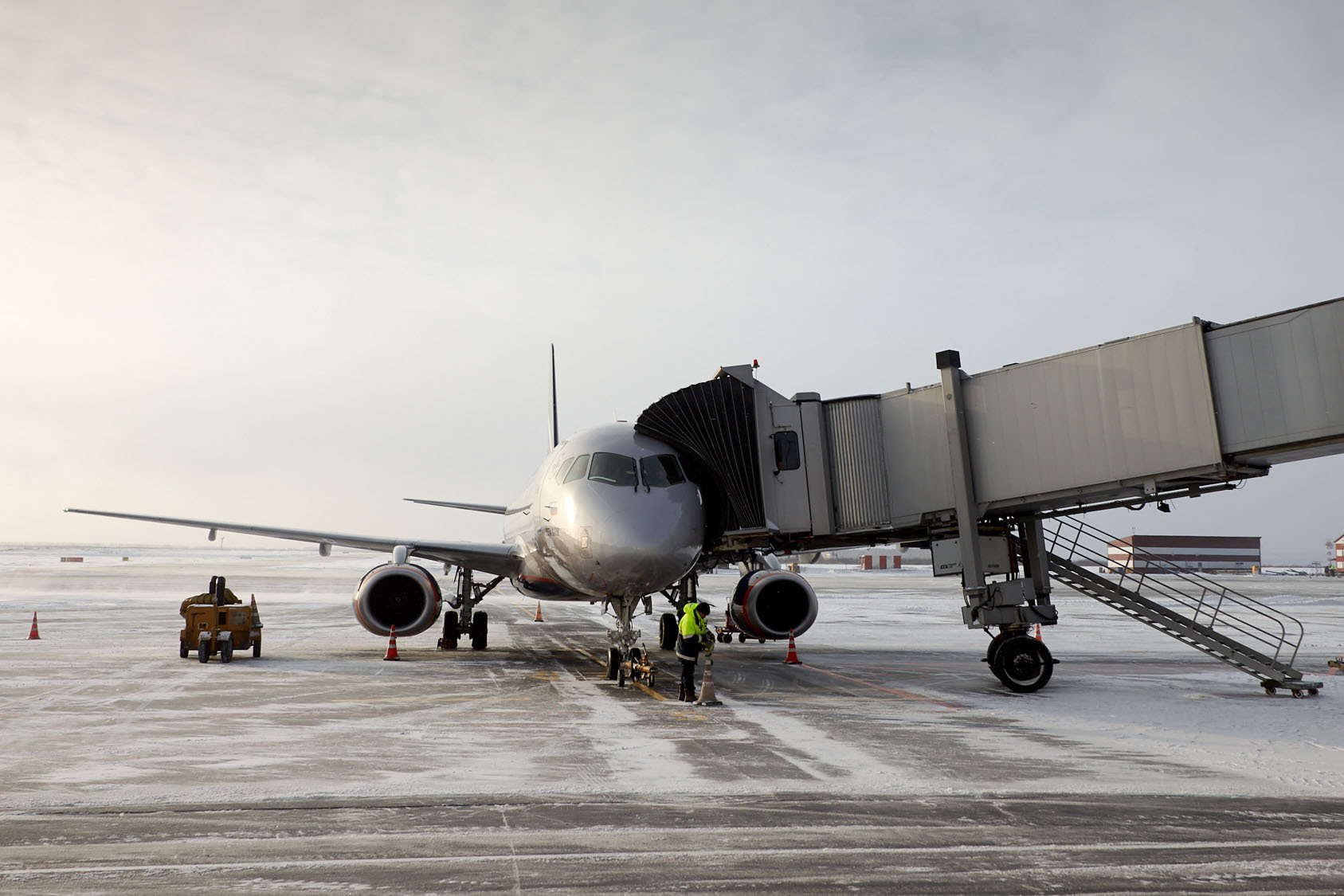Самолет совершил вынужденную посадку в Омске из-за проблем в системе наддув