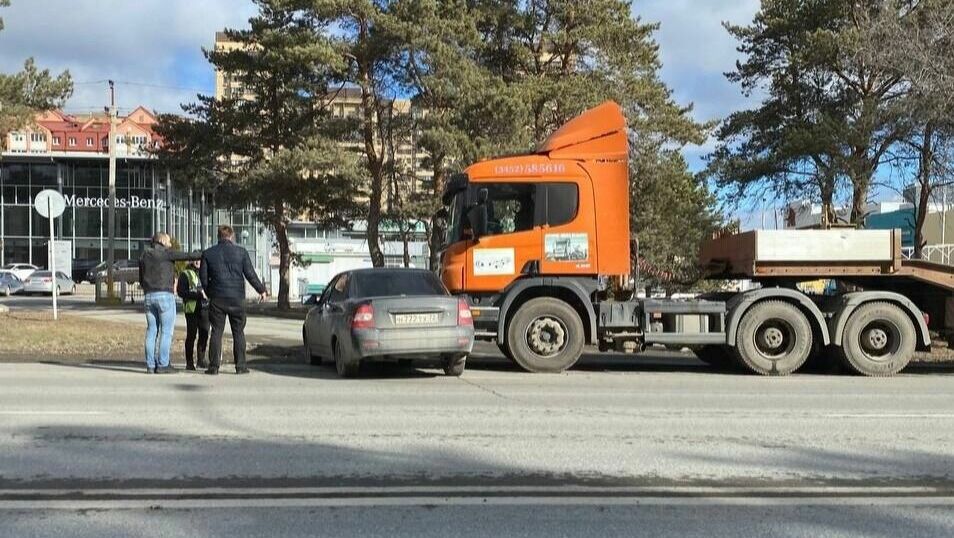В Тюмени грузовик въехал в легковушку около ТЦ «Сити Молл». Фото