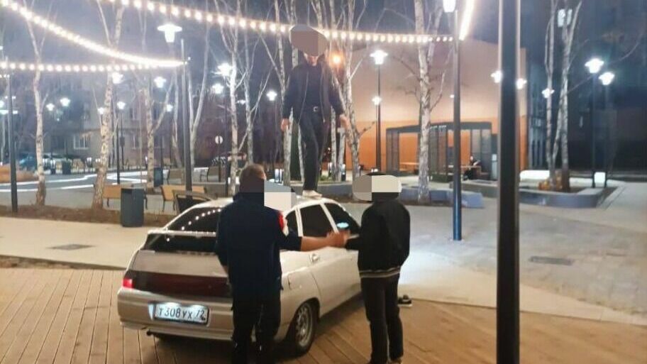 Пьяная компания проехалась на автомобиле по пешеходной улице Дзержинского в Тюмени
