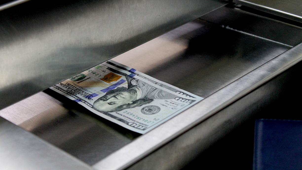 Доллар в банках Тюмени 4 марта не опускается ниже 100 рублей