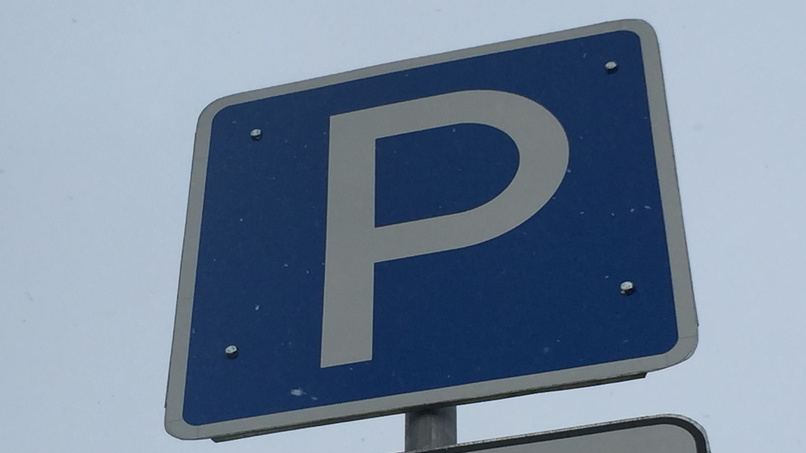 Платные парковки не приносят доход городу.