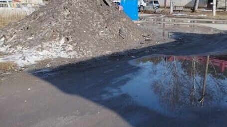 В Тюменском районе селяне жалуются, что трактористы сгребают грязный снег к их домам